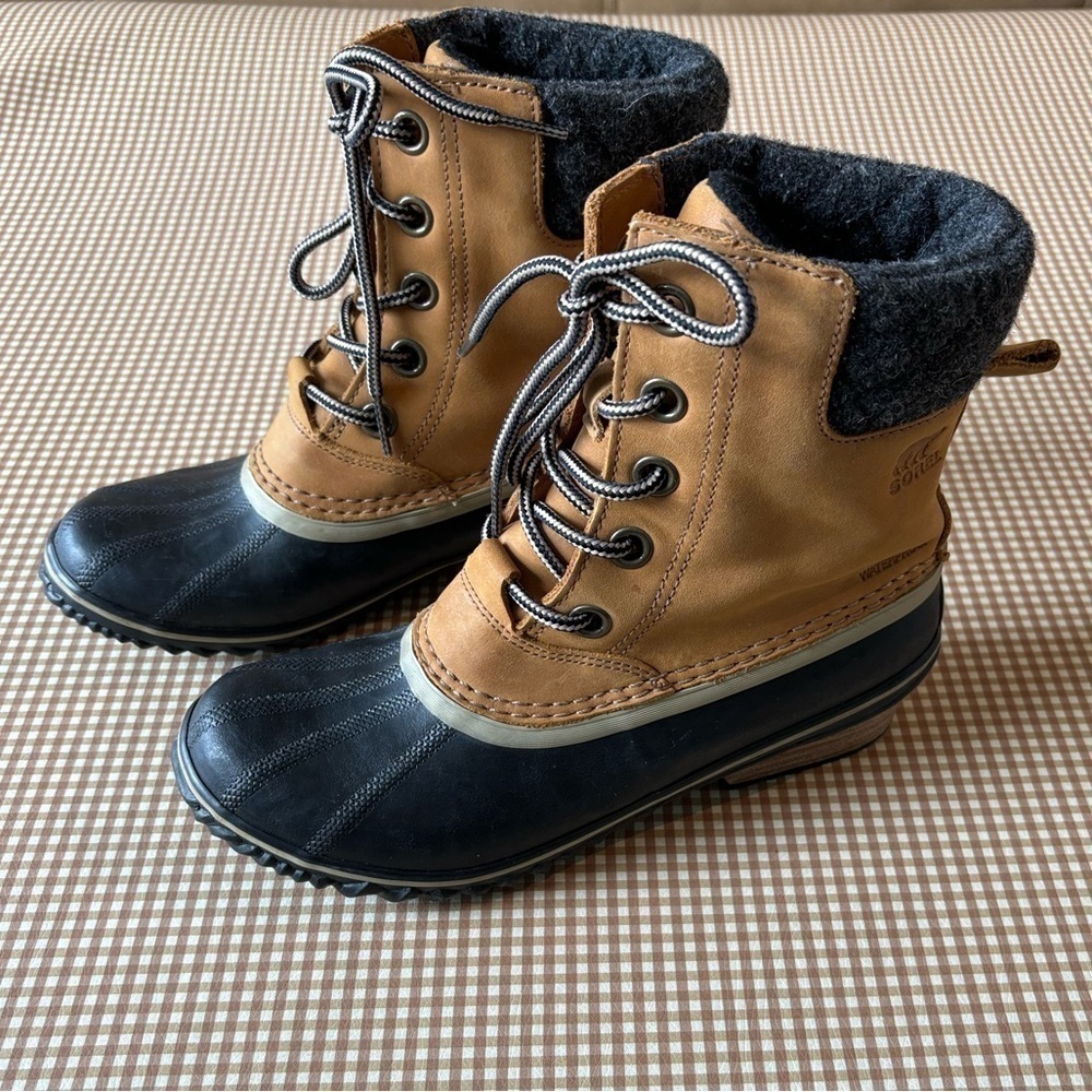 Sorel Hand-crafted waterproof lace up winter women’s boots. Size 7.5